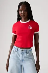Remera corta roja con cuello y mangas con ribete blanco, logo de Levi's y número 18 estampados en el pecho.