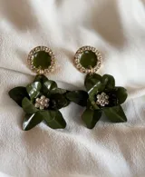 Aros colgantes con forma de flor color verde oscuro y centro con strass.