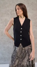 Chaleco de lino negro con corte sastrero y botones frontales.