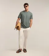Remera de hombre color verde grisáceo, de manga corta y cuello redondo, confeccionada en algodón peruano.