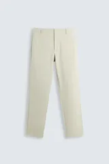 Pantalón largo de vestir gris claro con estampado de cuadros, corte slim fit y cintura elástica. Confeccionado en tejido con alta elasticidad, bolsillos frontales y cierre frontal con cremallera y botón.