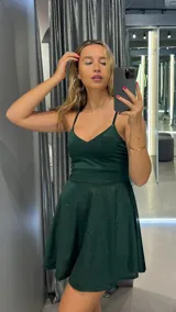 Vestido corto verde inglés con escote en V y breteles finos.