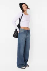 Crop top blanco al cuerpo sin mangas de morley de algodón, con detalle de collareta en mangas y cuello, terminación de ruedo recto.