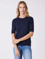 Buzo de punto fino color azul marino, con cuello redondo y mangas cortas.