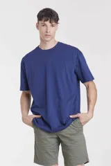 Remera azul de corte clásico y mangas cortas.