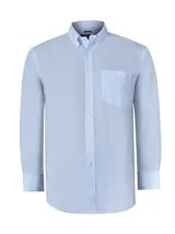 Camisa de hombre celeste a rayas verticales azules, de corte regular, con cuello abotonado, bolsillo en el pecho con logo bordado y mangas largas con puños abotonados.