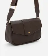 Cartera bandolera mediana color marrón con textura acolchada en forma de rombos. Tiene correa larga ajustable, cierre con solapa y botón a presión, y logo dorado en el frente.