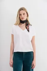 Remera blanca de algodón peruano, de corte ajustado y escote en V.
