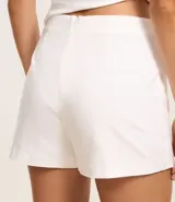 Short pollera corto confeccionado en bengalina con viscosa certificada, con cierre por cremallera invisible en la parte de atrás y recorte delantero.