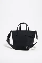 Bolso tote negro de nylon con doble asa corta y correa bandolera ajustable. Incluye logo de la marca en etiqueta frontal.