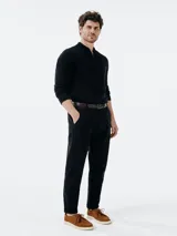 Pantalón de vestir negro con corte recto y bolsillos laterales.