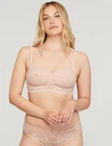 Bralette de encaje floral color rosa pálido, con breteles finos regulables, sin aro ni relleno, con forro interno de microtul elastizado y cierre trasero de tres posiciones.