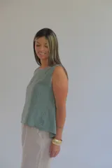 Musculosa verde seco de lino con corte evasé y botones decorativos en el lateral.