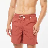 Short de baño rojo con cintura elástica ajustable con cordón blanco, bolsillos laterales y bolsillo trasero con ojal de drenaje.