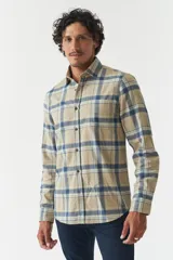 Camisa rústica a cuadros en tonos pastel, con fit slim y logo bordado.
