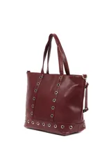 Bolso tipo shopper negro de cuero sintético con doble asa de hombro y correa bandolera desmontable. Presenta ojales metálicos plateados en los laterales y en la base.