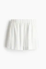 Short blanco con finas rayas verticales celestes, cintura elastizada y corte holgado.