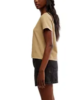 Remera blanca de algodón, semicorta y encogida, con corte holgado, mangas cortas y cuello redondo.