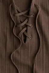 Vestido corto marrón de punto acanalado, corte ajustado, mangas cortas, escote en V con detalle de cordón y bajo recto.