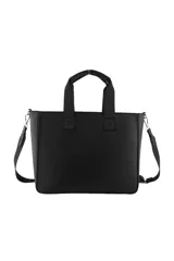 Cartera negra con correa regulable y desmontable, organizador interno y logo de la marca en el frente.