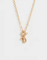 Collar corto dorado con cadena de eslabones, cierre de mosquetón y dije de la letra D.