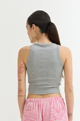 Musculosa celeste de algodón con cuello redondo y diseño acanalado.