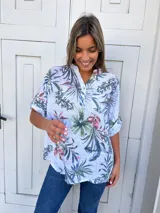 Camisa de algodón estampada con motivos florales en tonos azules, con cuello mao y mangas 3/4.