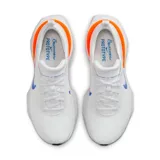 Championes de running Nike Invincible 3 Blueprint, color blanco con detalles en azul y naranja.
