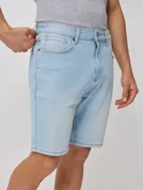 Bermuda de jean celeste, confeccionada en 83% algodón, 15% poliéster y 2% elastano. Diseño clásico con bolsillos delanteros y traseros.