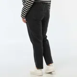 Pantalón de jean negro, corte mom, con cintura elástica y bolsillos delanteros y traseros.