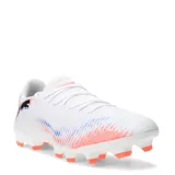 Championes de fútbol 11 Puma Future 8 Play FG, color blanco con detalles en naranja y azul.