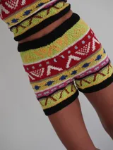 Short tejido a mano en hilo de algodón con diseño geométrico multicolor.