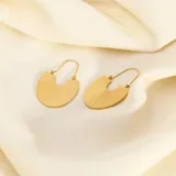 Aros colgantes dorados con forma de abanico y diseño acanalado.
