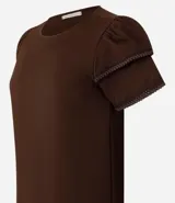 Blusa color verde oliva de mangas cortas con detalle de ganchillo en las mangas.