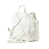 Mochila blanca de símil cuero acolchado, con acceso por solapa con botones imantados, herrajes plateados y correa regulable. Interior forrado en tela de algodón y poliéster con un bolsillo con cierre y dos abiertos.