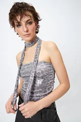 Top strapless color beige con estampado animal print metalizado y pañuelo a tono que se ata al cuello.