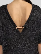 Vestido corto de punto color dorado, con escote barco y mangas cortas.