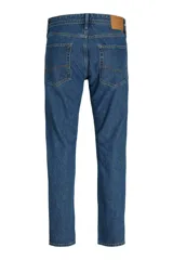 Jean de cinco bolsillos en azul denim con acabado stonewash, diseñado para un ajuste relajado y cómodo, ideal para un look casual.