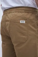 Bermuda de gabardina color verde oliva, con cintura elástica ajustable con cordón.