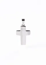 Dije mediano de acero quirúrgico plateado con forma de cruz bombé y terminación pulida.