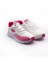 Championes blancos con detalles en fucsia, con logo de Umbro en el lateral.