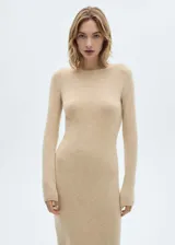 Vestido midi de punto color beige, de corte ajustado y manga larga.