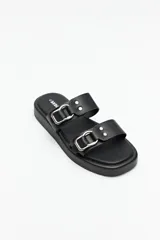 Sandalias negras de plataforma con tiras de símil cuero y hebillas metálicas plateadas.