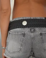 Short de jean gris con efecto lavado, tiro alto y ruedo desflecado.