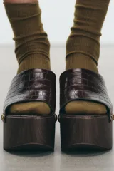 Calcetines color crema de tejido fino con textura acanalada.
