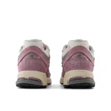 Championes New Balance U2002 color lila con detalles en gris y blanco.