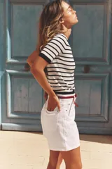 Top de punto color blanco con rayas horizontales azul marino, cuello redondo y manga corta.