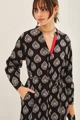 Camisa larga de algodón con estampado de hojas en blanco y negro, cuello en V, botones frontales, lazo en la cintura y tajos laterales.