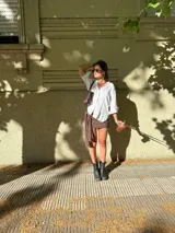 Mini falda marrón elastizada con lazo. El tono del color puede variar por diferencias en la composición de los hilados.