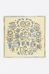Pañuelo cuadrado con estampado de animales y elementos decorativos en azul y negro sobre fondo crema.